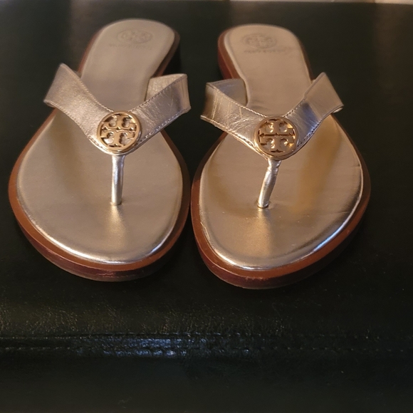 Tory Burch Metallic Gold Leather Logo Thong Size 8 Women's Flat Flip Flops - Picture 4 of 7